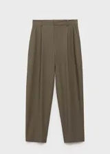 Pantalon de vestir de corte recto y tiro medio, con detalle de pinzas frontales, bolsillos laterales y cierre oculto de botón, gancho y cremallera.
