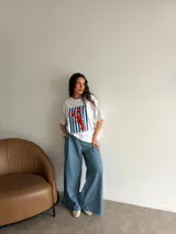Pantalón de jean fino de corte recto y holgado, con diseño a rayas y cintura elástica.