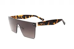 Lentes de sol Prüne con marco rectangular negro y lentes degradadas marrones. Patillas de carey con logo de la marca.