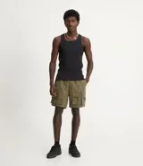 Musculosa masculina de cuello redondo, confeccionada en tejido acanalado de algodón con mezcla de poliéster y elastano. Diseño básico sin estampa, ideal para uso diario.