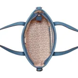Cartera tipo tote bag Guess de color azul, confeccionada en PVC con textura saffiano y el logotipo triangular de la marca en relieve en el frente. Cuenta con doble asa de mano, herrajes metálicos plateados y una correa ajustable y desmontable de lona en color blanco y azul con el nombre de la marca tejido.