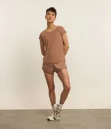 Remera de manga corta Get Over, confeccionada en microfibra con textura de micro-cuadros y escote redondo. Presenta un diseño versátil y ligero, ideal para actividades deportivas o uso casual.