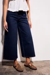 Pantalón jean azul oscuro, corte wide leg y tiro medio. Confeccionado en algodón peinado con elastano.