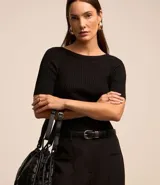 Blusa negra de viscosa con cuello redondo, mangas cortas y textura acanalada. Presenta un recorte oval en la espalda.