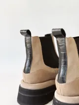 Botas Chelsea color visón de cuero con elástico lateral negro, suela track y tirador trasero.