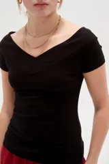 Top de viscosa blanco, de corte entallado, mangas cortas y cuello bote.
