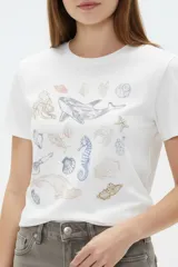 Remera marrón de manga corta y cuello redondo, de corte holgado, con estampado frontal alusivo a frutos del mar y texto "fruits de mer".
