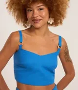 Blusa cropped de viscolino azul con escote en V, breteles con adornos y lastex en la espalda.