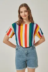 Blusa de mangas cortas con estampado de rayas verticales multicolores.