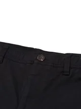 Pantalón cargo slim negro de corte recto con bolsillos laterales con solapa.