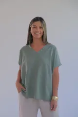 Remera verde seco de lino con escote en V y mangas cortas.