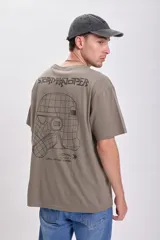 Remera gris de corte amplio con cuello redondo y mangas cortas. Presenta un pequeño estampado en el frente con un diseño geométrico.