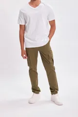Remera de manga corta con cuello en V, confeccionada en algodón de color blanco.