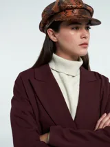 Blazer sastrero rojo con solapa en delantera y doble botonadura.