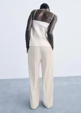 Pantalón de tiro medio con diseño recto y largo, confeccionado en mezcla de viscosa y poliéster. Cuenta con trabillas, dos bolsillos laterales y cierre oculto con botón, gancho y cremallera.