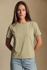 Remera de algodón lavado color verde militar, de corte oversize, con cuello redondo y mangas cortas.