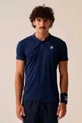 Camiseta polo deportiva Fila Player F-Box Basic, color azul marino, con cuello redondo y cierre frontal parcial con botones. Presenta mangas cortas y el logo de la marca bordado en el pecho.