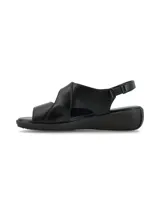 Sandalia de cuero negro con diseño de tiras anchas, ajuste mediante velcro y suela de plataforma baja.