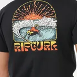 Remera negra de manga corta con cuello redondo y estampado pequeño en el pecho con el logo de Rip Curl y un sol naciente.