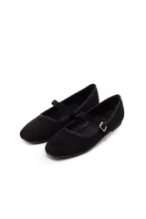 Ballerina Gina de gamuza negra, con tira en el empeine y hebilla metálica ajustable.