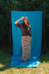 Pollera larga de viscosa con estampado animal print tipo leopardo, de corte recto y tiro alto.