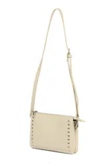 Bandolera negra con correa larga regulable y tachas plateadas en los bordes.