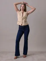 Jean bootcut de tiro alto, pierna recta y terminación bootcut. Pretina con pasadores, botón y cierre. Delantera y trasera con bolsillos.