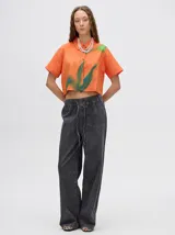 Camisa crop de viscosa con estampado abstracto en tonos marrones y rosados, cuello solapa y cierre frontal con botones.