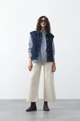 Pantalón wide leg negro de algodón con elastano, de tiro alto y caída recta. Presenta pespuntes a contratono.