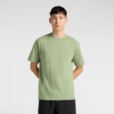 Remera de algodón de corte clásico, color verde oliva, con cuello redondo, mangas cortas y logo de la marca bordado en el pecho.