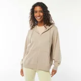 Buzo beige con capucha, cierre frontal con cremallera y bolsillos tipo canguro.