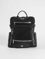 Mochila negra de cuero vegano con múltiples compartimentos frontales y laterales con cierres metálicos plateados. Cuenta con asa superior y correas ajustables.