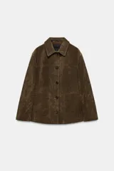 Chaqueta de mujer confeccionada en piel de ante 100%, con cuello solapa, manga larga y cierre frontal con botones. Presenta bolsillos de plastrón en el delantero y forro interior.