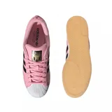 Championes adidas Superstar edición especial Messi, color rosado con las icónicas tres tiras laterales en negro. Presenta la puntera de goma clásica, logo de Messi grabado en el lateral y suela de goma color caramelo.