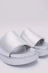 Sandalias negras de plataforma, veganas y amigables con el medio ambiente. Hechas con Piñatex, textil que busca suplantar el cuero animal, hecho a partir de las hojas del ananá.