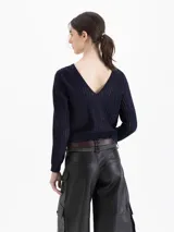 Sweater de tejido de punto fino en color azul marino, con diseño de rayas verticales con transparencias, escote redondo y mangas largas.