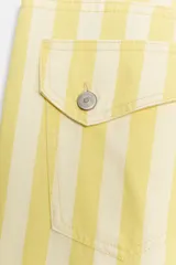 Jeans rectos de tiro bajo con estampado de rayas verticales en tonos amarillo y blanco, con bolsillos delanteros y traseros, y cierre frontal con botón y cremallera.