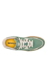 Championes Caterpillar modelo Pause Retro, de diseño urbano con combinación de lona y gamuza en tonos verde y beige. Presenta suela de goma color caramelo con textura hexagonal y logo de la marca en el lateral y la lengüeta.