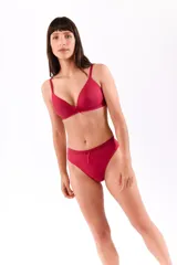 Conjunto de lencería compuesto por un soutien con copas preformadas sin aro y una bombacha tipo vedetina, ambos confeccionados en microfibra lisa con detalle de lazo frontal.