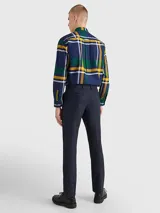Sobrecamisa de hombre Tommy Hilfiger de corte informal, confeccionada en algodón Oxford con estampado de cuadros en tonos azul, verde, amarillo y blanco. Cuenta con cuello inglés, bolsillo de parche en el pecho con logo de la marca, puños redondeados con dos botones y detalles distintivos de Tommy Hilfiger.