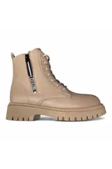 Bota de estilo militar en color tostado, con cordones frontales y suela track gruesa. Presenta un cierre lateral decorativo con tirador negro y letras estampadas.