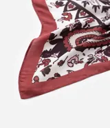 Pañuelo cuadrado de poliéster con acabado satinado, estampado paisley en tonos blanco, burdeos y marrón.