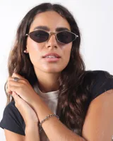 Lentes de sol con marco geométrico dorado y cristales negros.