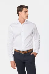 Camisa blanca lisa de vestir con cuello clásico, manga larga y corte slim fit. Confeccionada con 60% algodón, 37% poliéster y 3% spandex. Cuenta con pinzas en la espalda en talles XL al XXX, botones personalizados y logo bordado en el pecho.