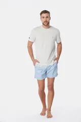 Short de baño de microfibra de secado rápido con diseño a rayas en tonos azul, celeste y rosado, con cintura elástica y cordón ajustable.