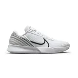 Championes de tenis Nike Court Air Zoom Vapor Pro 2, color blanco con detalles en negro. Presentan un diseño aerodinámico con tecnología Air Zoom en la entresuela para mayor amortiguación y respuesta, y un patrón de rayas diagonales en el talón.