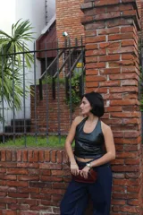 Top negro de cuero sintético con escote halter y espalda descubierta.