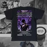 Remera negra con estampado del personaje Sung Jin-woo de la serie Solo Leveling, con la frase "Arise" repetida.