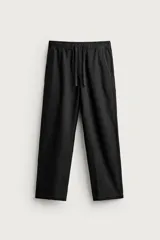 Pantalón de corte regular fit confeccionado en tejido mezcla de algodón, con cintura elástica ajustable mediante cordón, bolsillos laterales y bolsillos traseros de vivo.