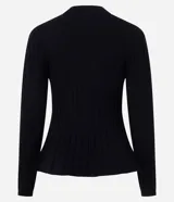 Blusa de punto canalé color negro, con cuello alto, manga larga y diseño ajustado con dobladillo estilo peplum.